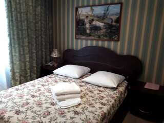 Гостиница Хит Парк  Отель Вышний Волочек Улучшенный номер с кроватью размера «king-size»-1